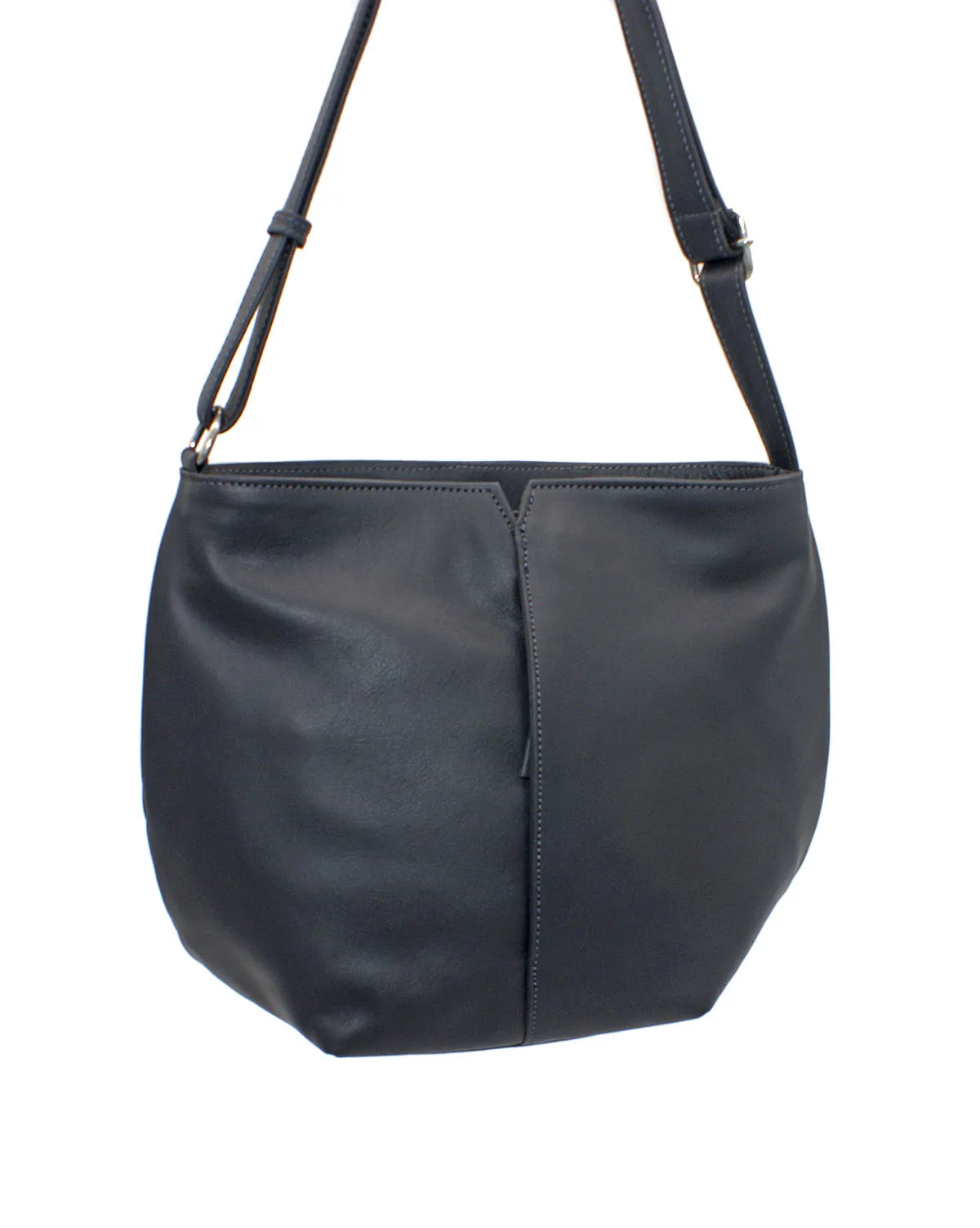 Ledertasche mit verstellbarem Riemen.
