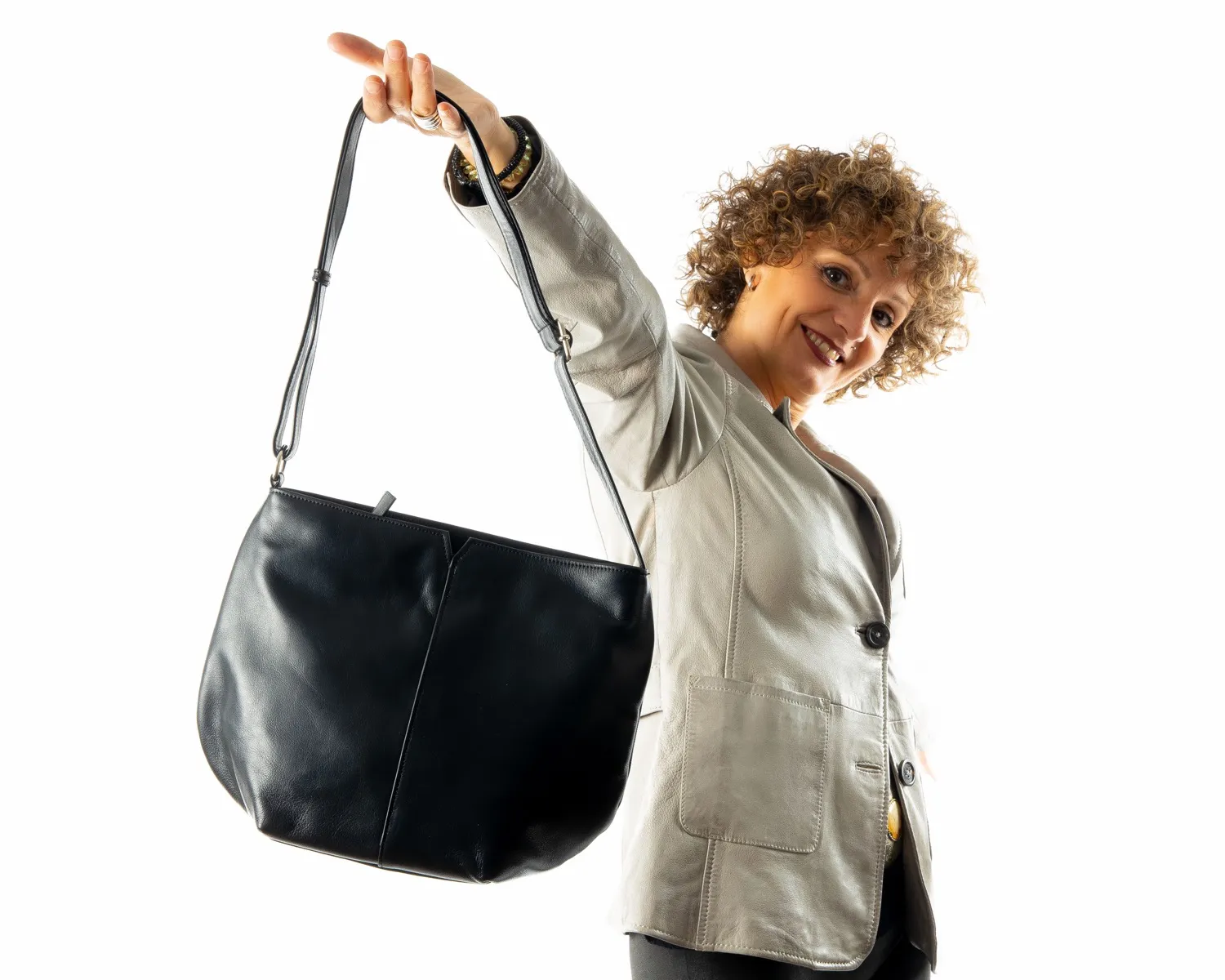Ledertasche mit verstellbarem Riemen.
