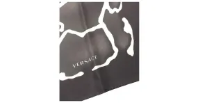 Versace Bufanda cuadrada estampada en blanco y negro 